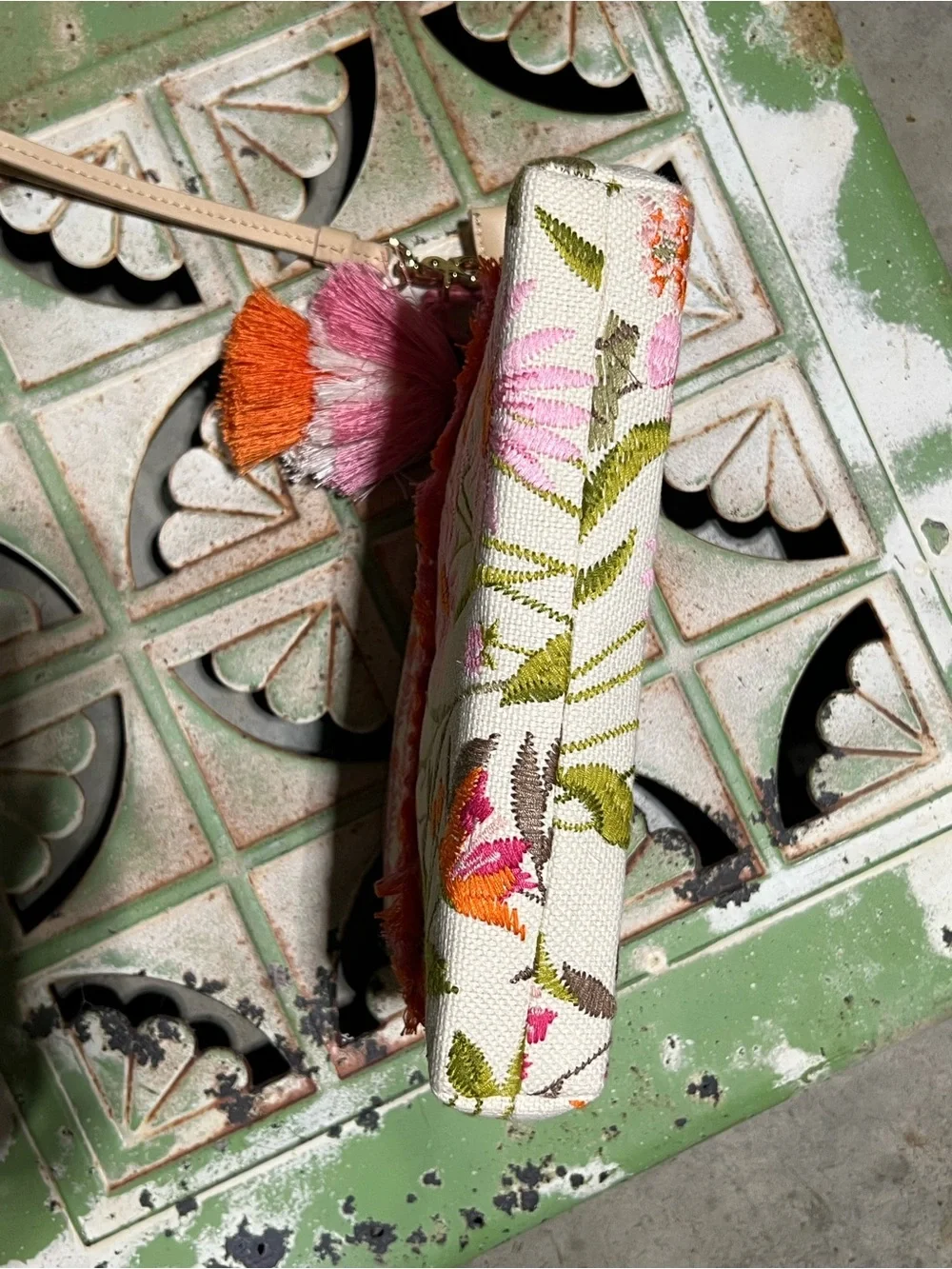 NWOT Spartina 449 Embroidered Floral Daisy Fringe Wristlet Tassel